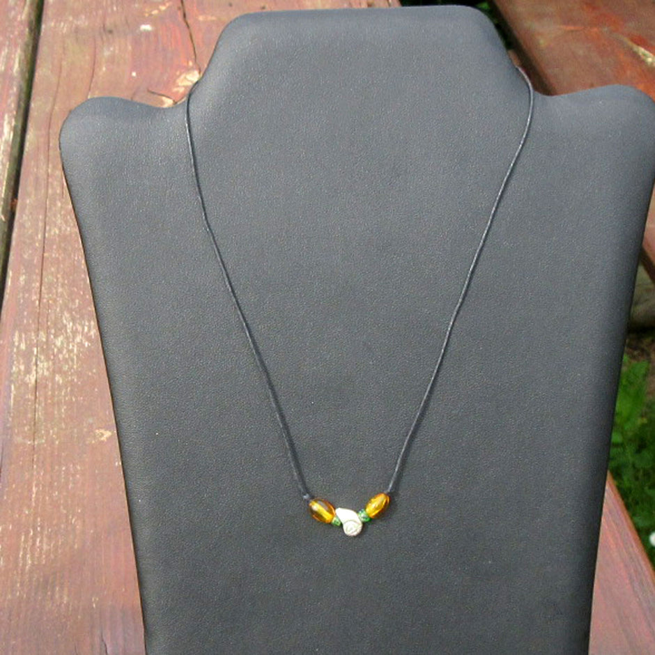 Collier aus Silber mit Bernsteinoliven und Ammoniten