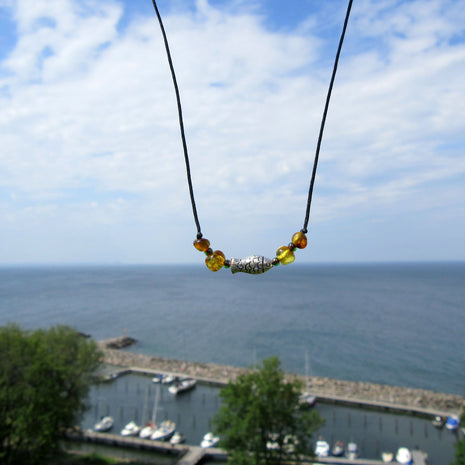 Collier mit Bernstein, Glasperlen und silbernem Fisch