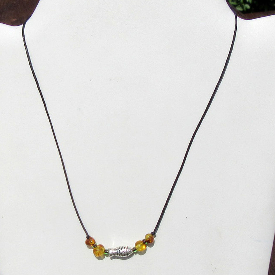 Collier mit Bernstein, Glasperlen und silbernem Fisch
