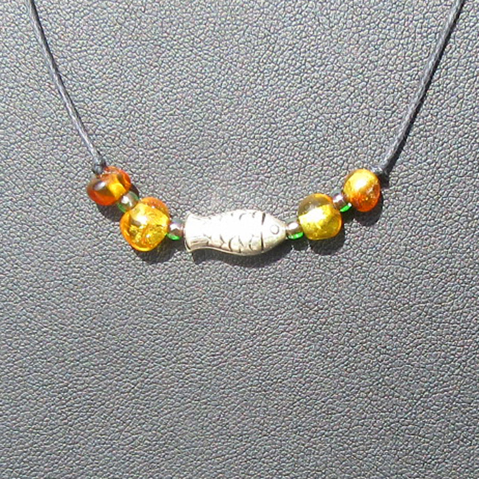 Collier mit Bernstein, Glasperlen und silbernem Fisch