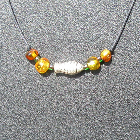 Collier mit Bernstein, Glasperlen und silbernem Fisch