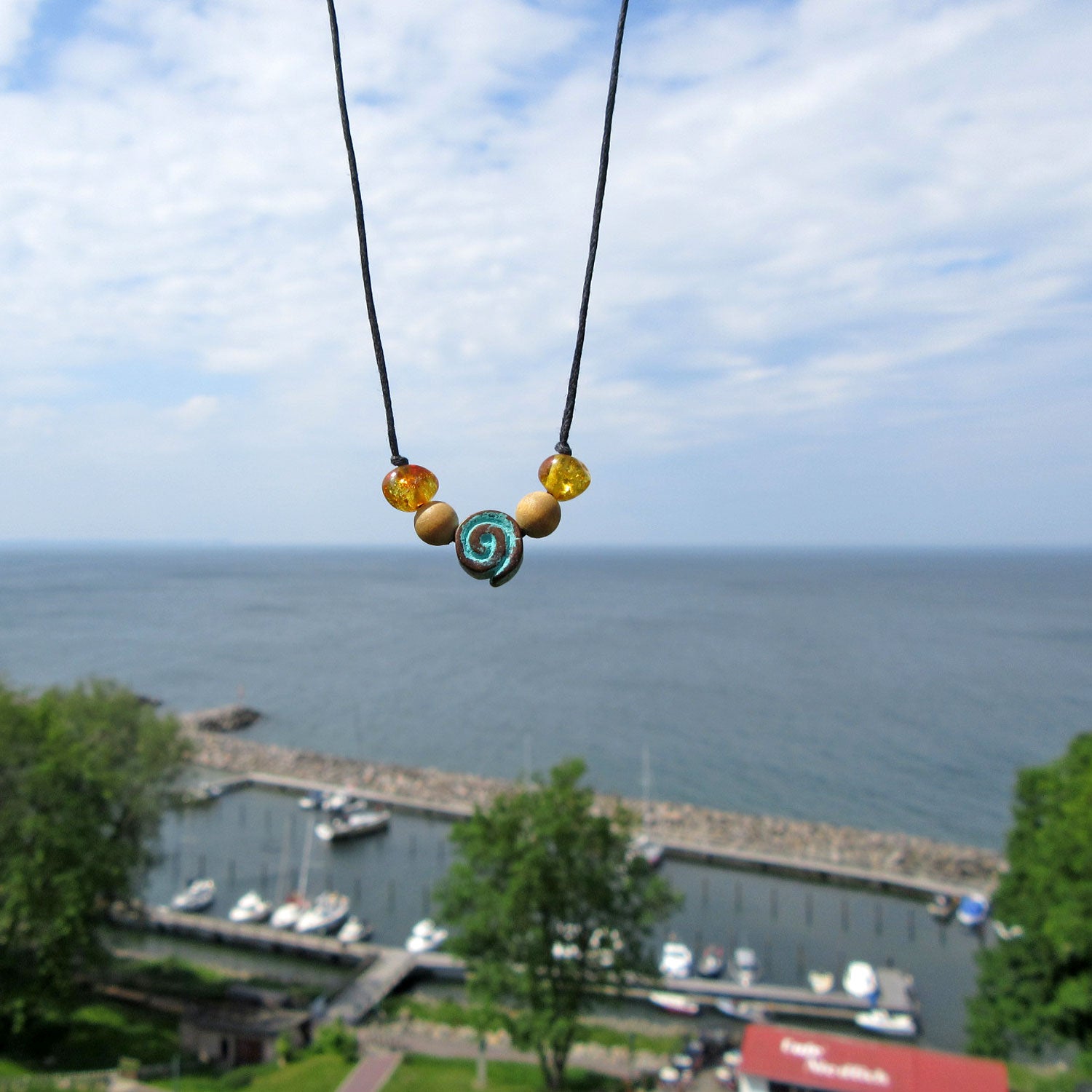 Collier mit kognacfarbenem Bernstein und Kupfer-Schnecke