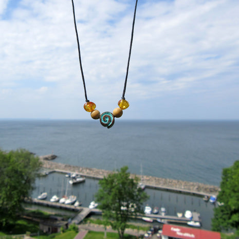 Collier mit kognacfarbenem Bernstein und Kupfer-Schnecke