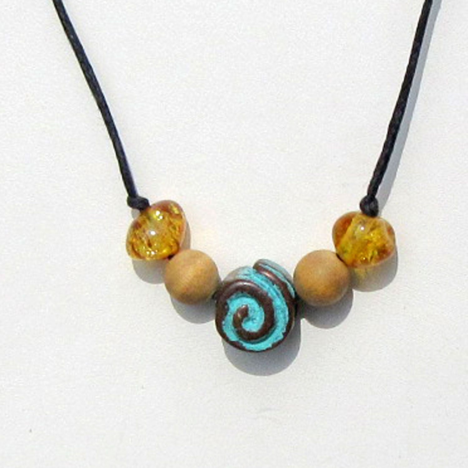 Collier mit kognacfarbenem Bernstein und Kupfer-Schnecke