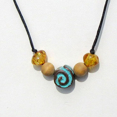Collier mit kognacfarbenem Bernstein und Kupfer-Schnecke