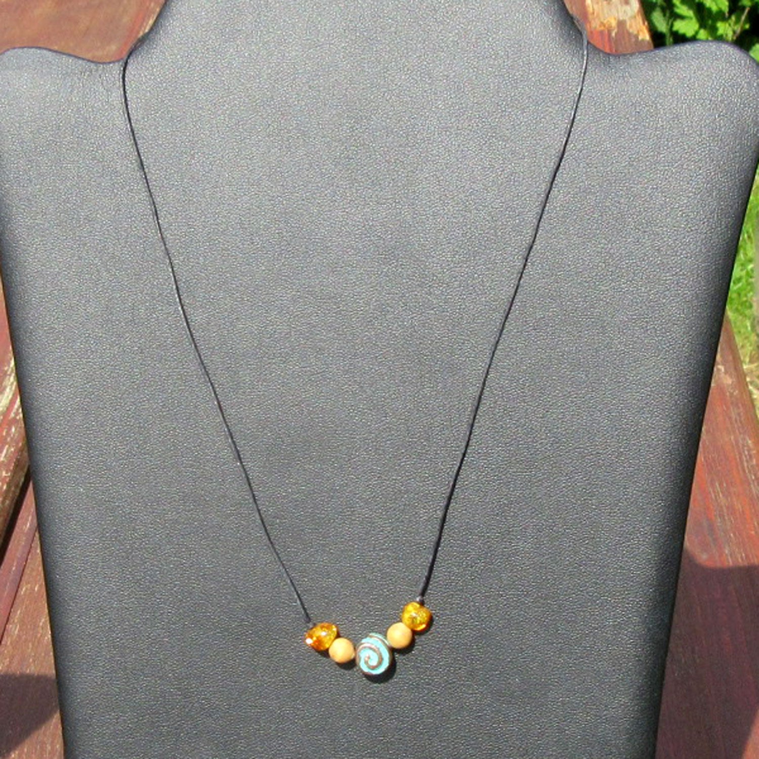 Collier mit kognacfarbenem Bernstein und Kupfer-Schnecke