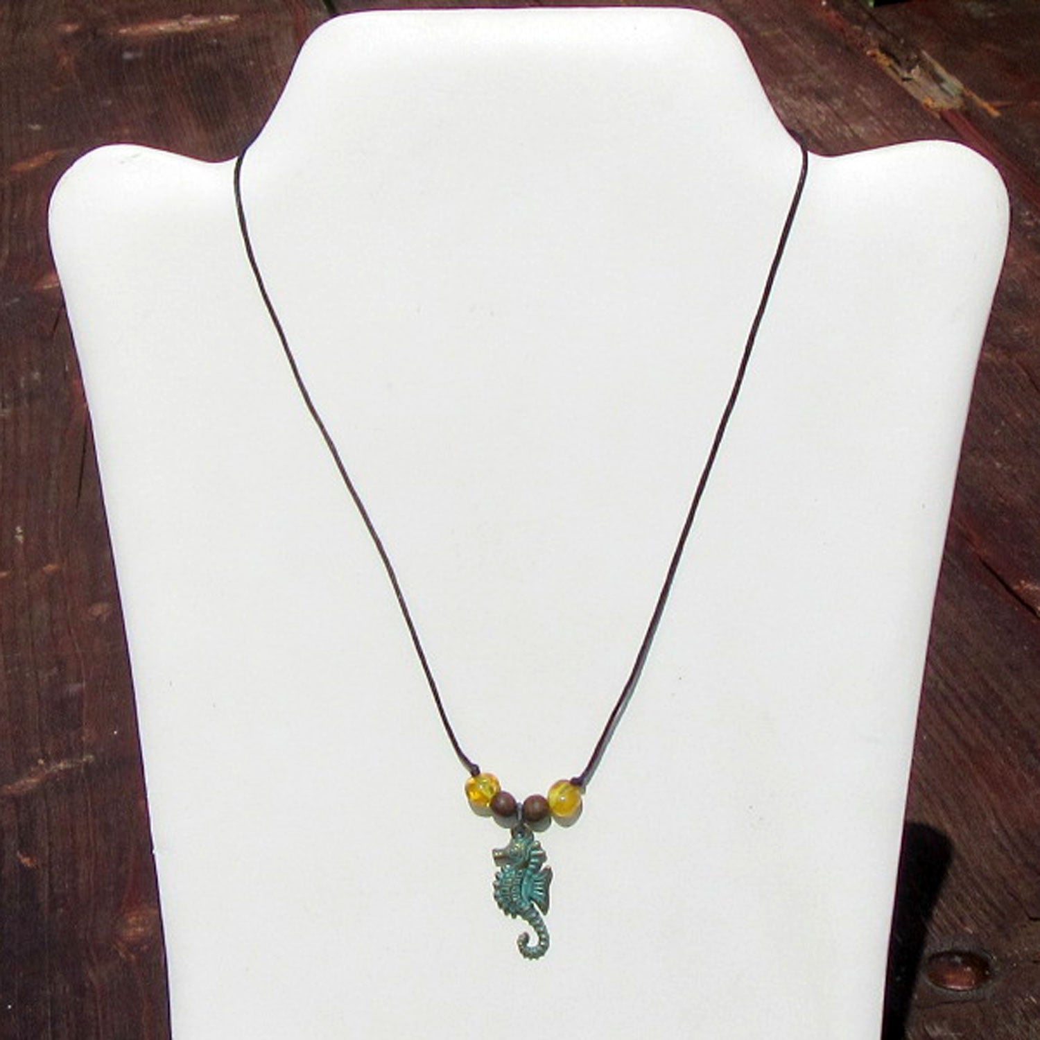 Grünes Messing-Seepferdchen mit Bernstein am Baumwollcollier