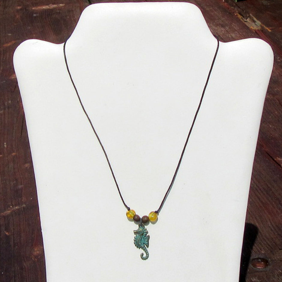 Grünes Messing-Seepferdchen mit Bernstein am Baumwollcollier