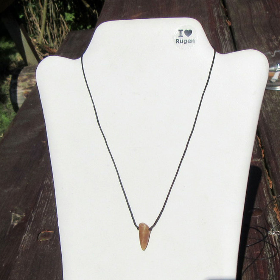 Polierte Donnerkeilspitze am Baumwollcollier, Unikat