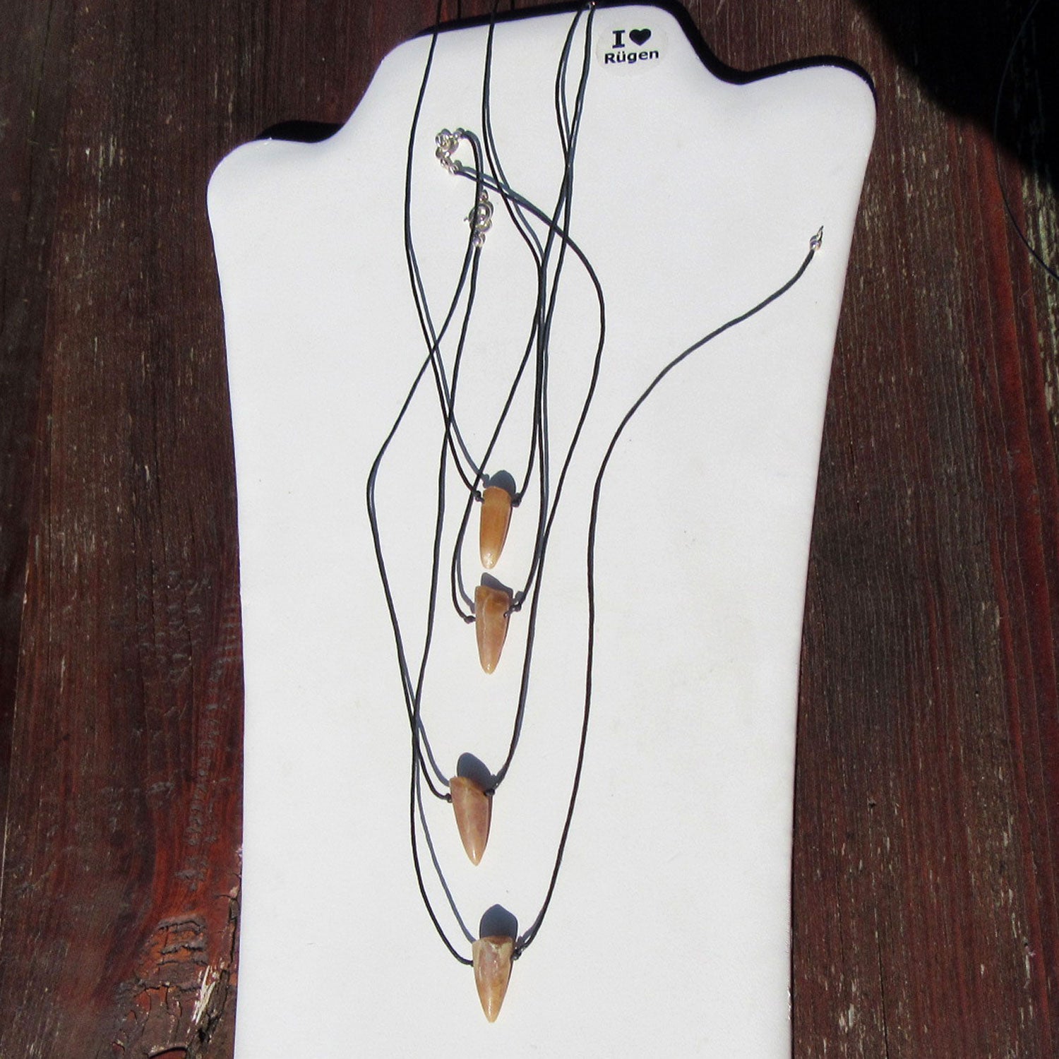 Polierte Donnerkeilspitze am Baumwollcollier, Unikat