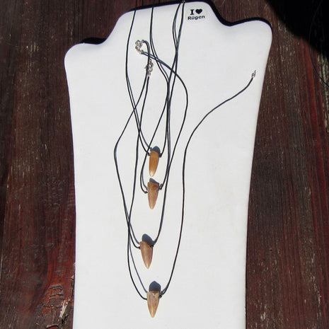 Polierte Donnerkeilspitze am Baumwollcollier, Unikat