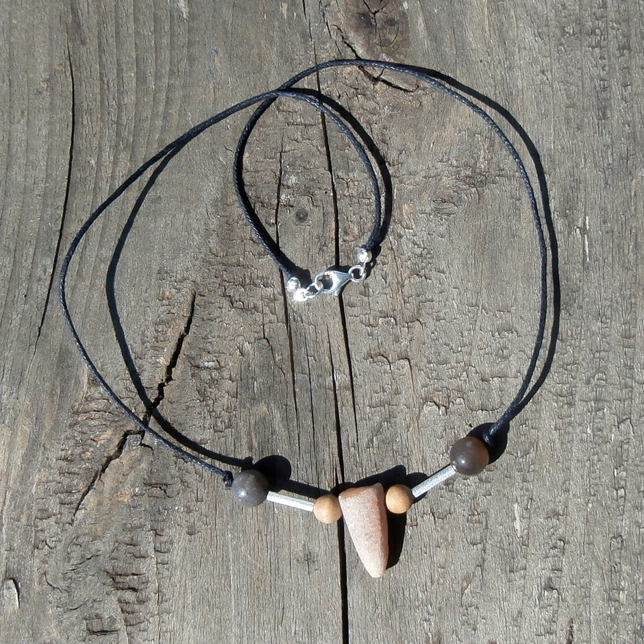 Donnerkeilcollier mit polierten Feuersteinperlen