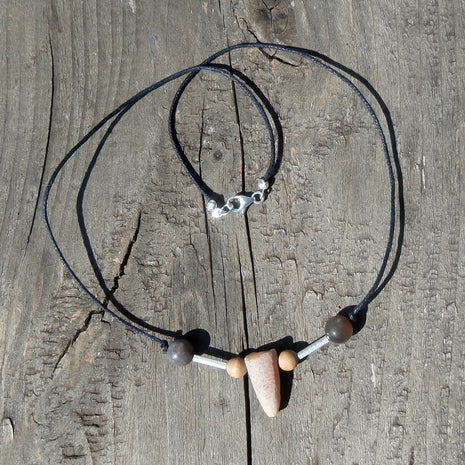 Donnerkeilcollier mit polierten Feuersteinperlen