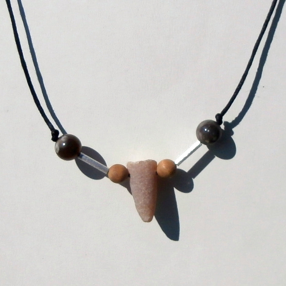 Donnerkeilcollier mit polierten Feuersteinperlen