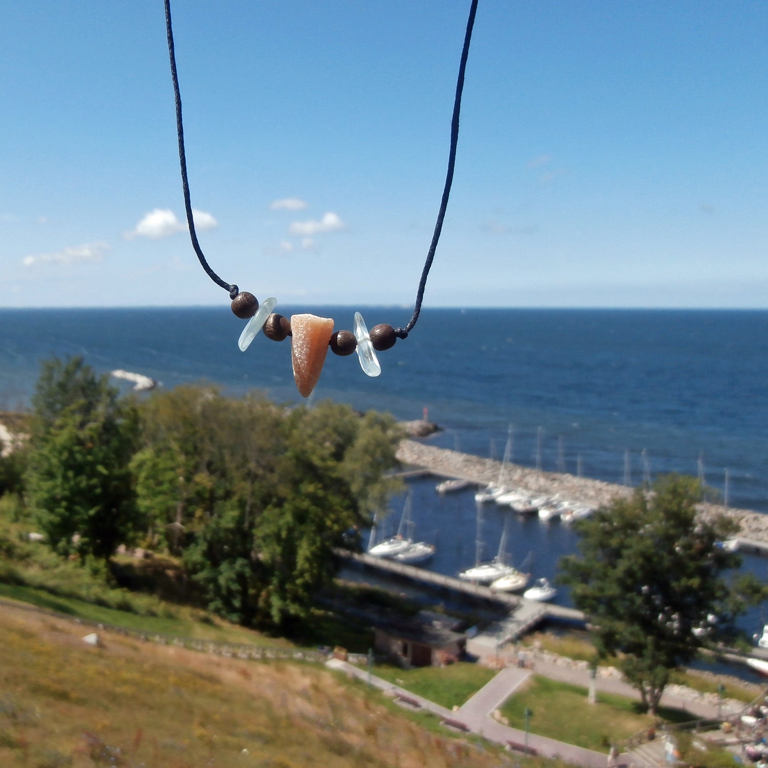 Donnerkeilcollier mit weißem Seeglas und Holzperlen