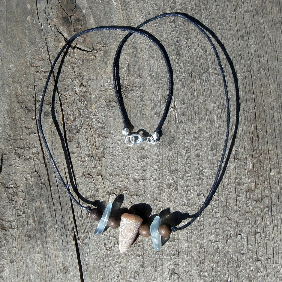 Donnerkeilcollier mit weißem Seeglas und Holzperlen