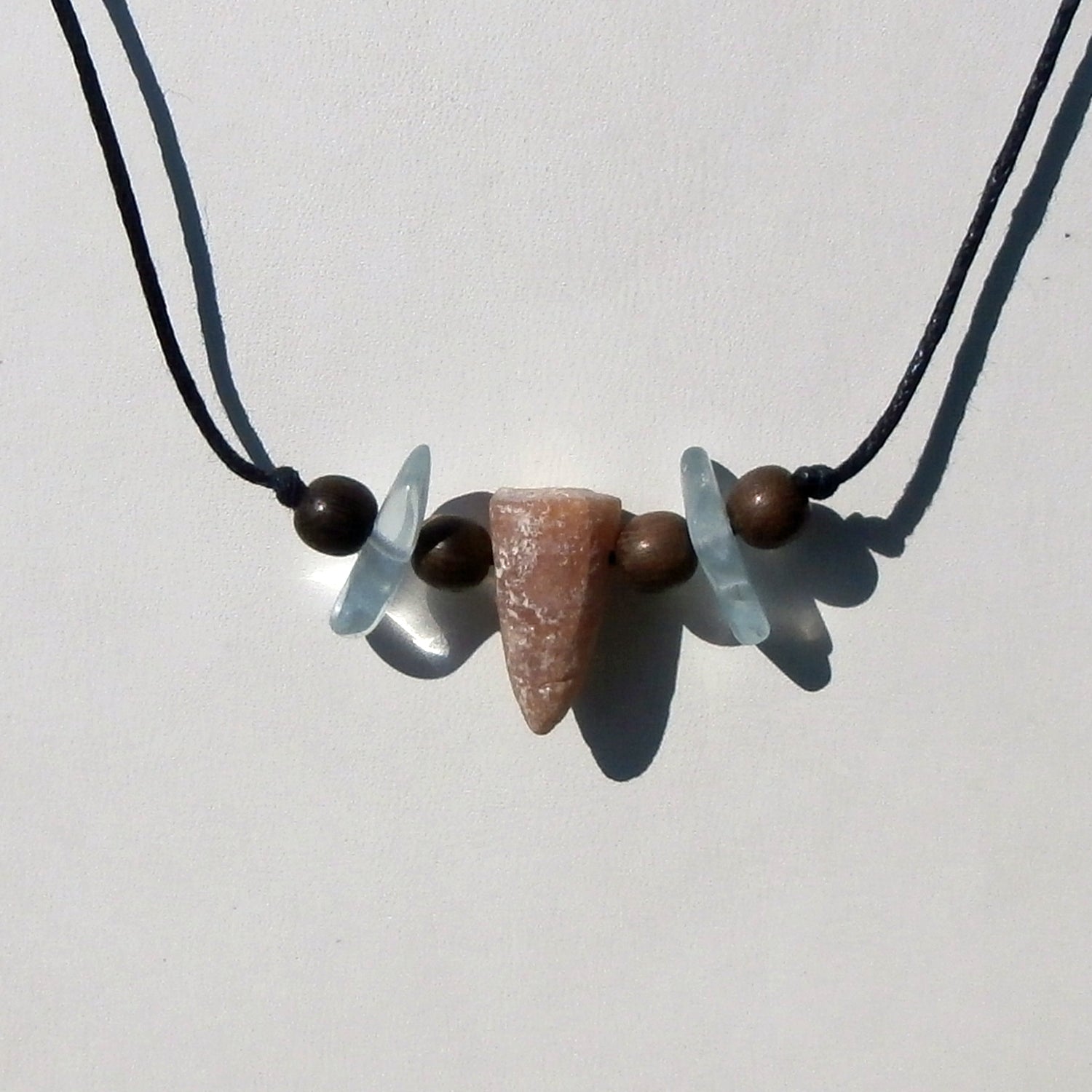 Donnerkeilcollier mit weißem Seeglas und Holzperlen