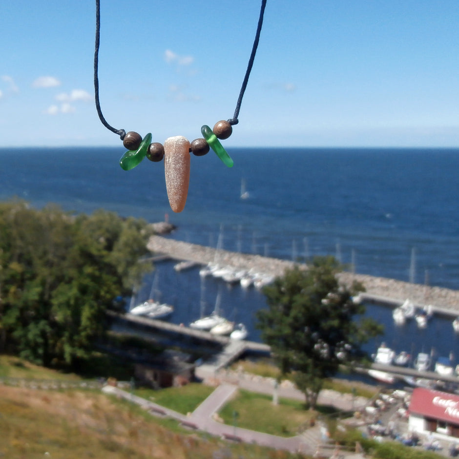 Donnerkeilcollier mit grünem Seeglas und Holzperlen