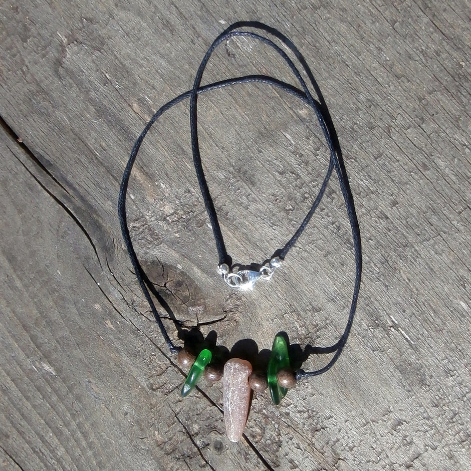 Donnerkeilcollier mit grünem Seeglas und Holzperlen