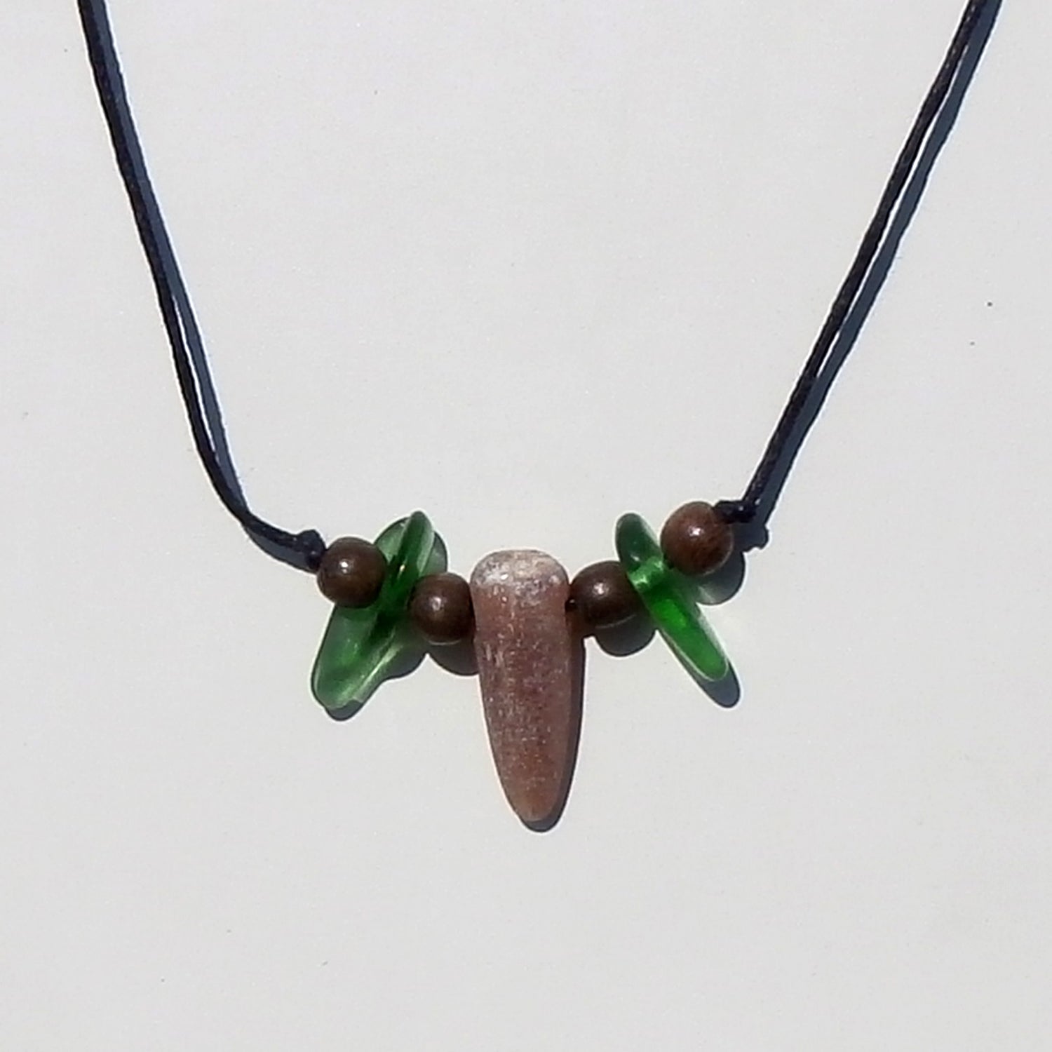 Donnerkeilcollier mit grünem Seeglas und Holzperlen