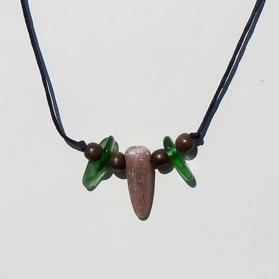 Donnerkeilcollier mit grünem Seeglas und Holzperlen