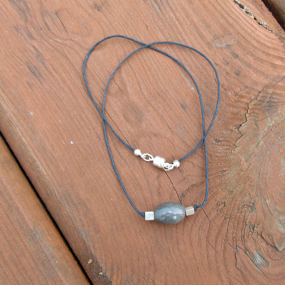 Polierte Feuersteinolive am Baumwollcollier mit Silberperlen