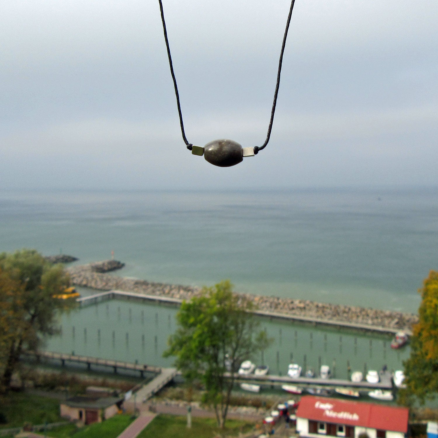 Polierte Feuersteinolive am Baumwollcollier mit Silberperlen