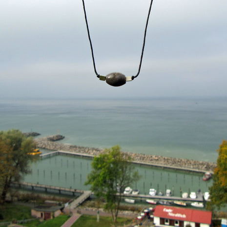 Polierte Feuersteinolive am Baumwollcollier mit Silberperlen