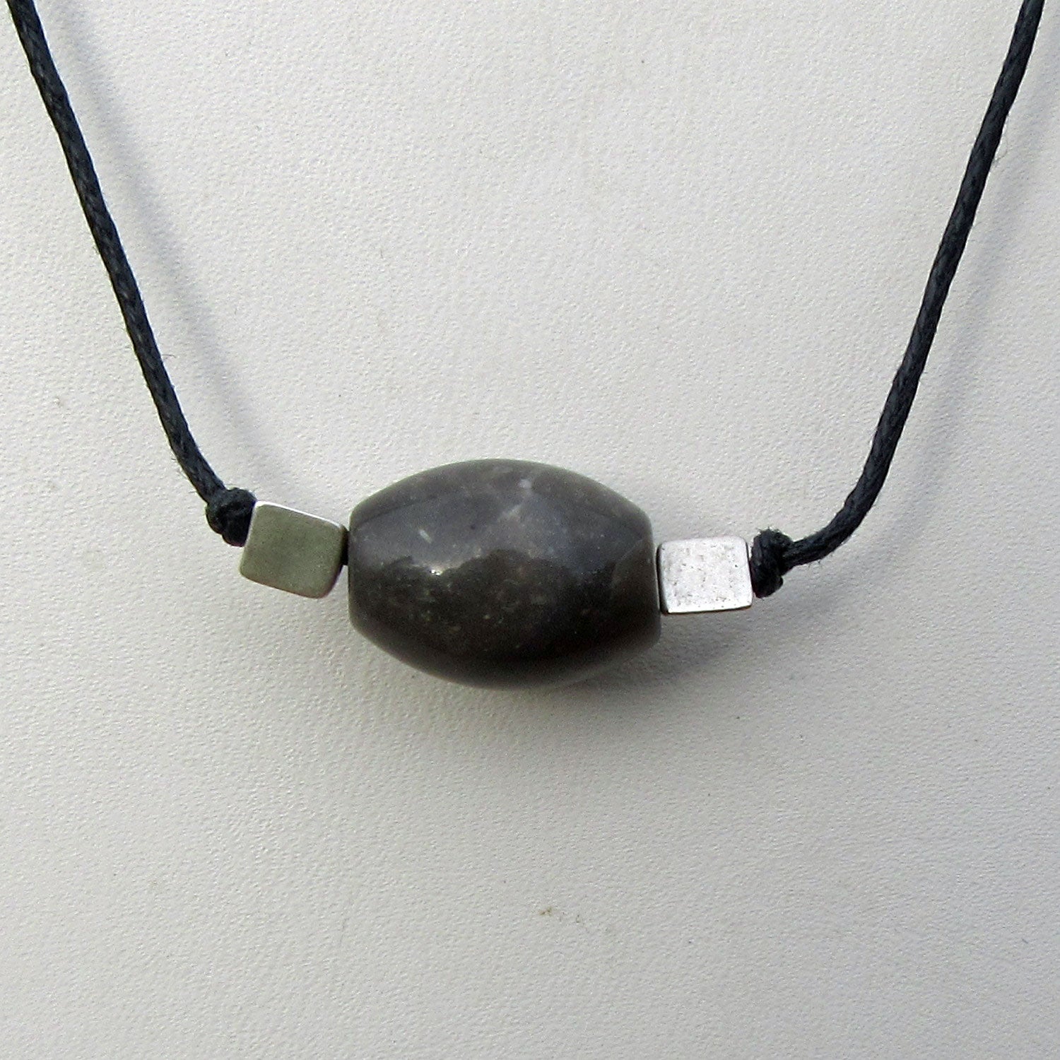 Polierte Feuersteinolive am Baumwollcollier mit Silberperlen