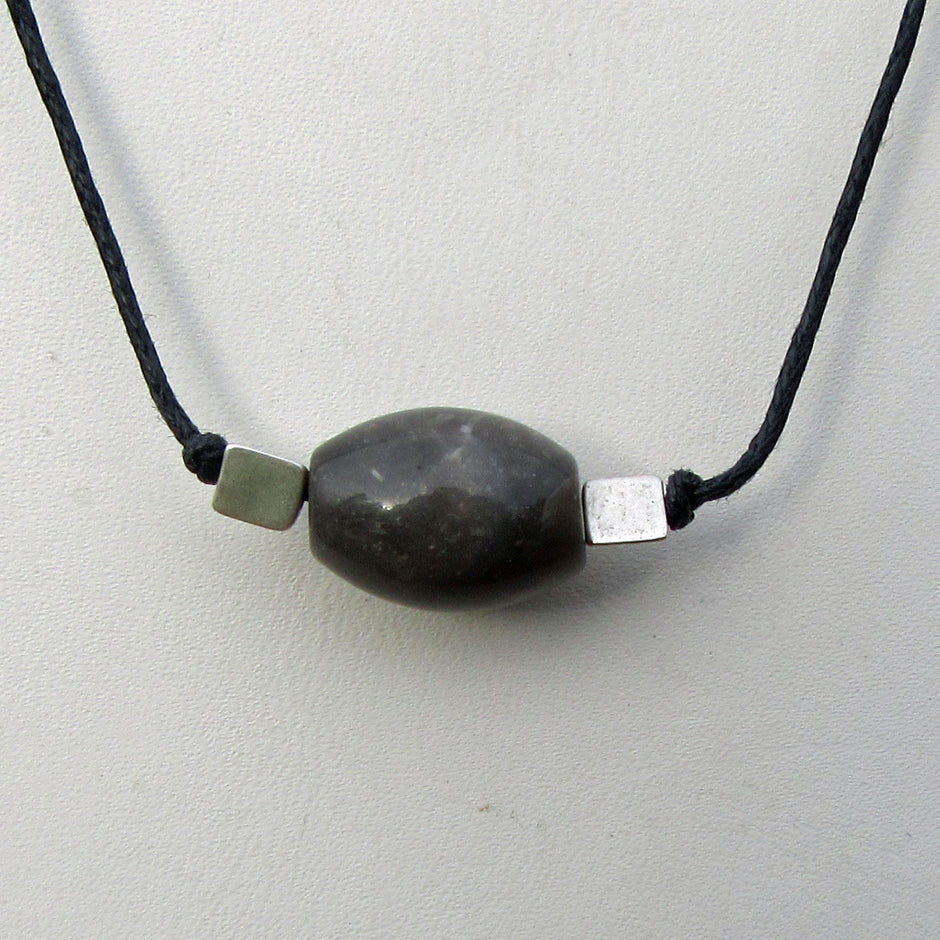 Polierte Feuersteinolive am Baumwollcollier mit Silberperlen