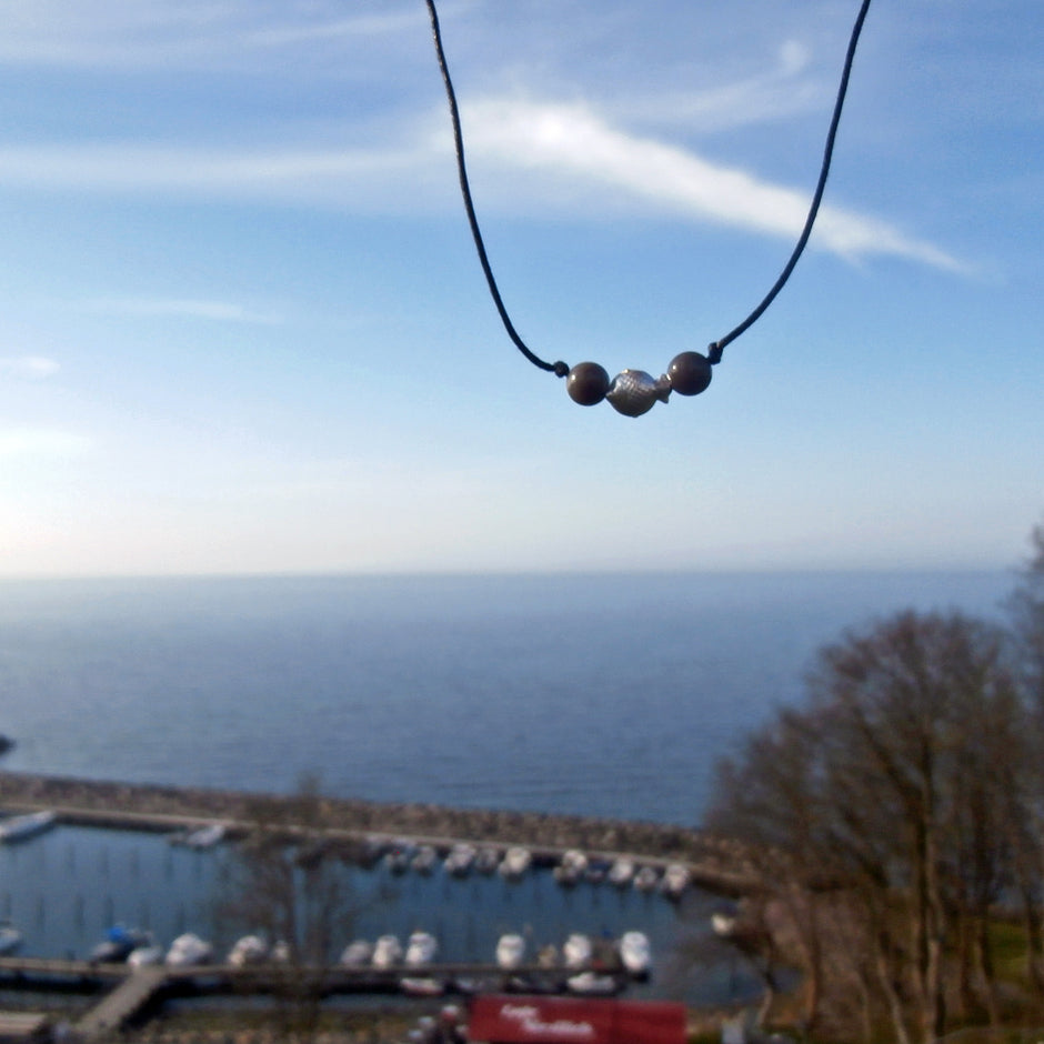 Collier aus Silber mit Feuersteinkugeln und Fisch, Unikat