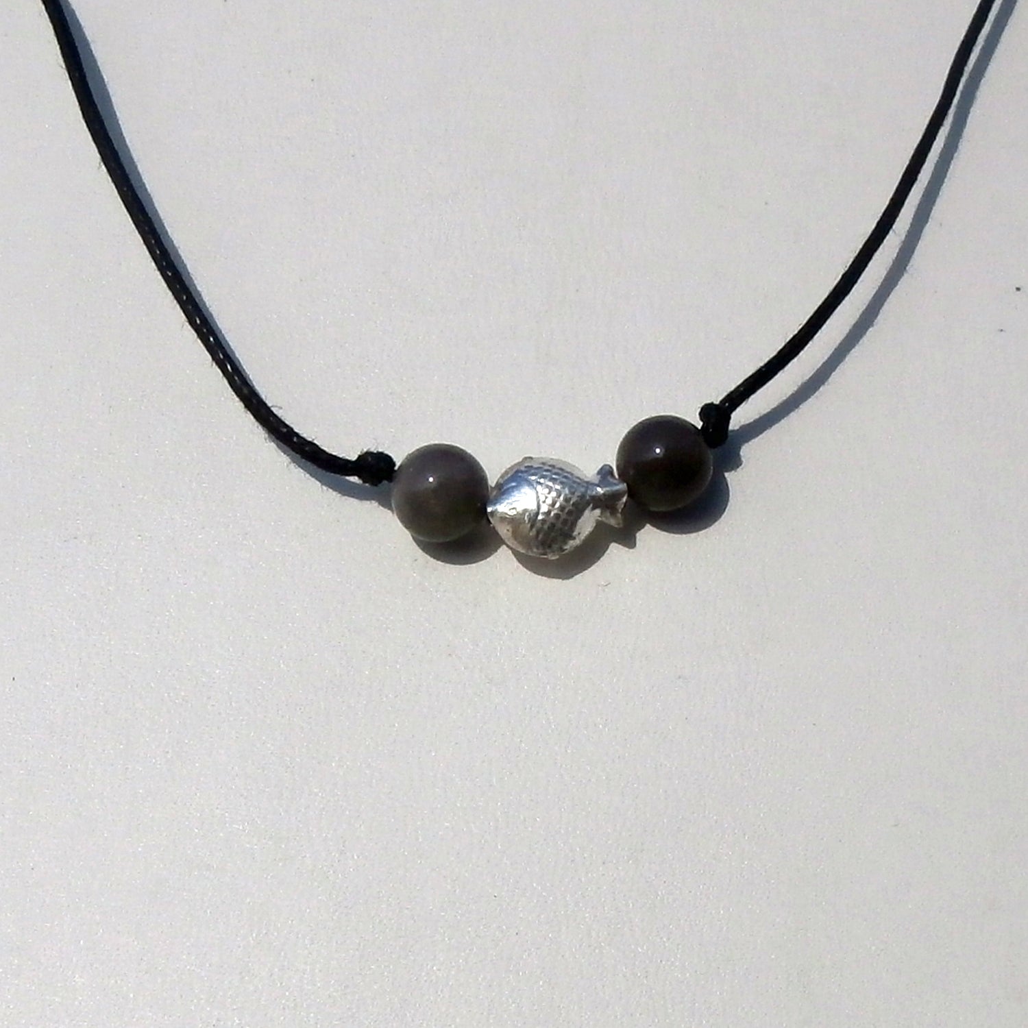 Collier aus Silber mit Feuersteinkugeln und Fisch, Unikat