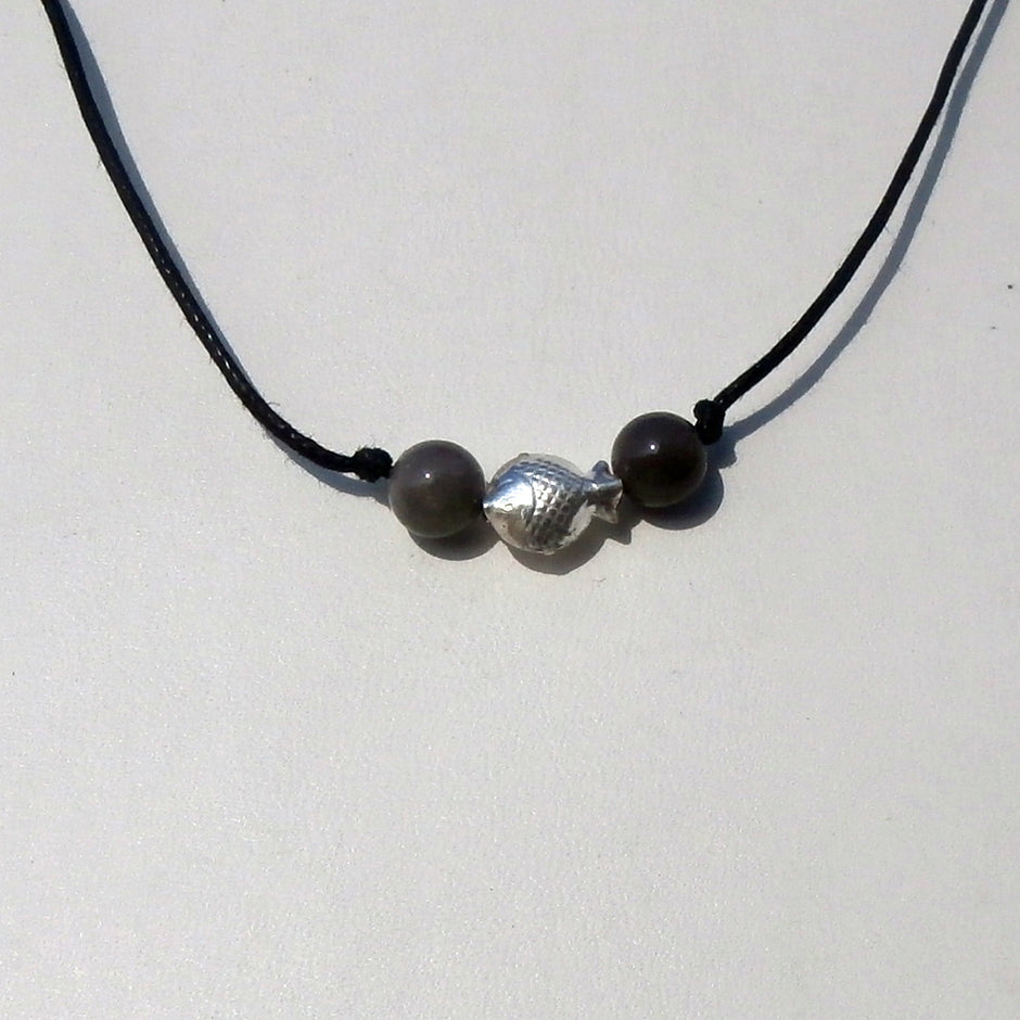 Collier aus Silber mit Feuersteinkugeln und Fisch, Unikat