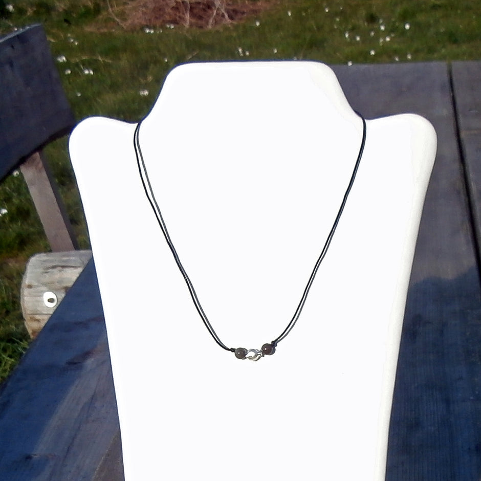 Collier aus Silber mit Feuersteinkugeln und Fisch, Unikat