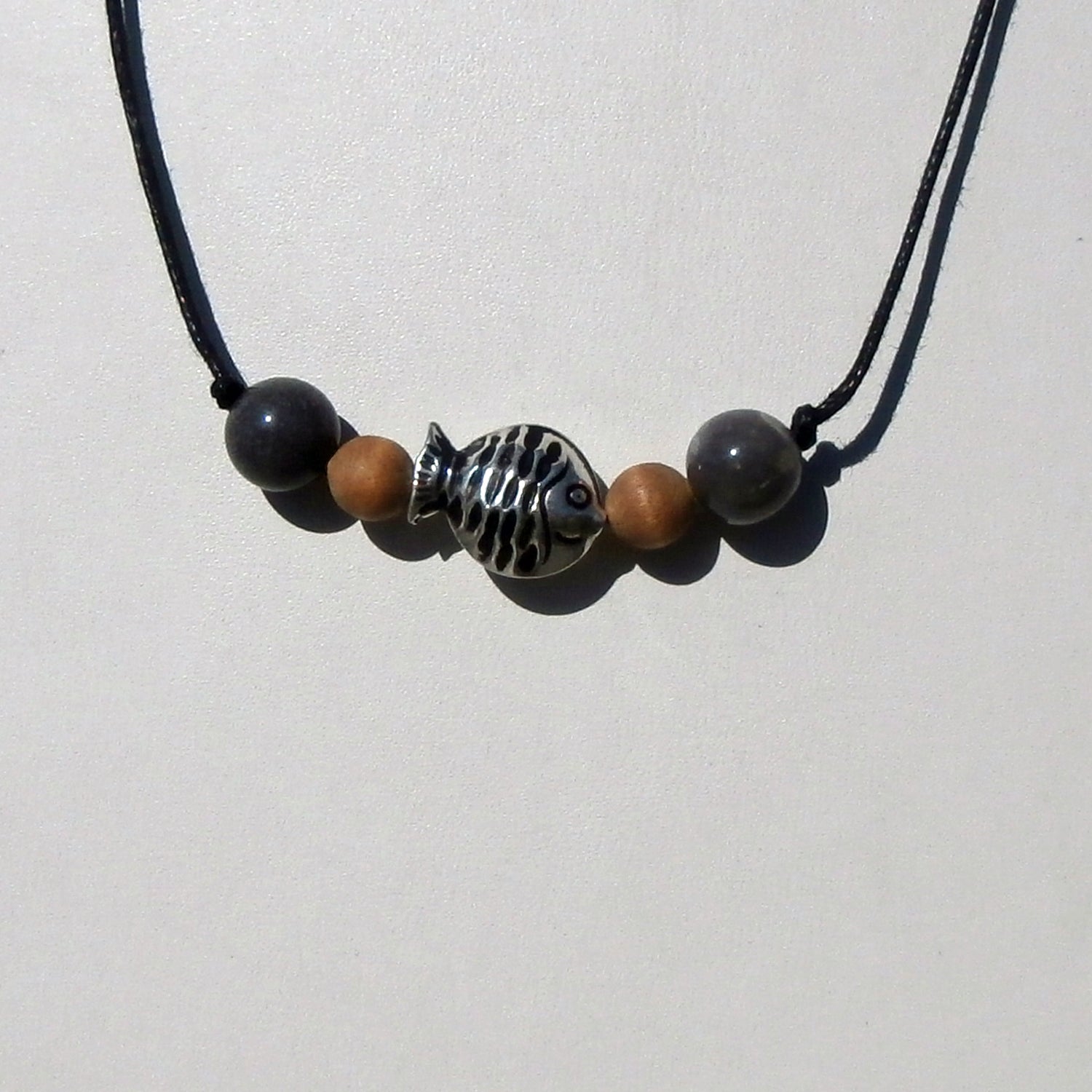 Collier mit Feuersteinkugeln und Fisch aus Silber