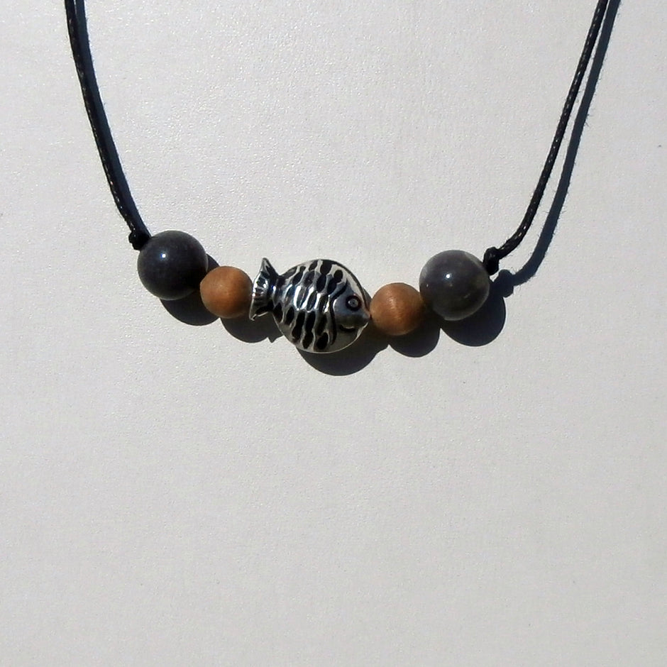 Collier mit Feuersteinkugeln und Fisch aus Silber
