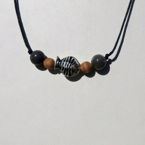 Collier mit Feuersteinkugeln und Fisch aus Silber