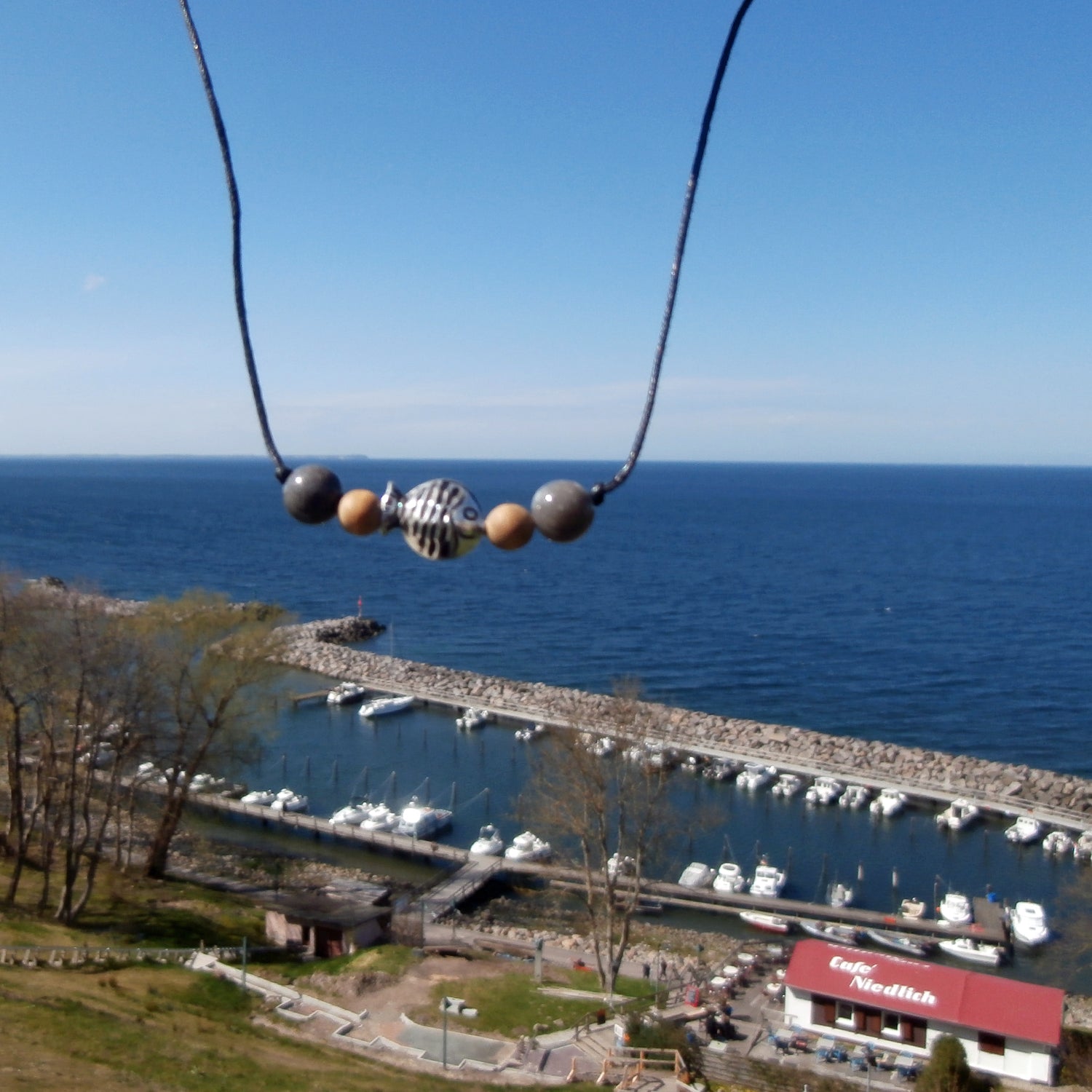Collier mit Feuersteinkugeln und Fisch aus Silber