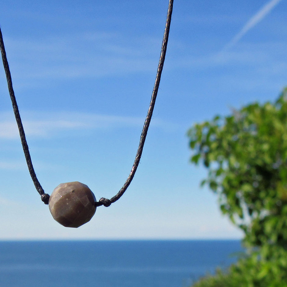 Einzigartige Feuersteinperle auf Baumwollcollier