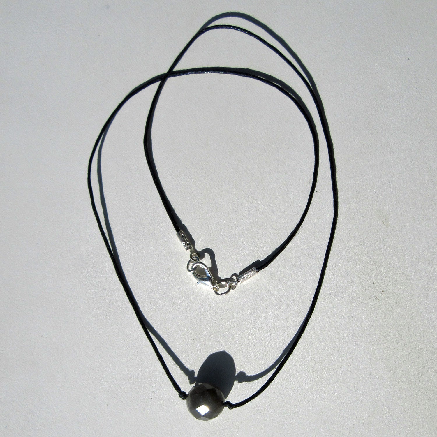 Einzigartige Feuersteinperle auf Baumwollcollier