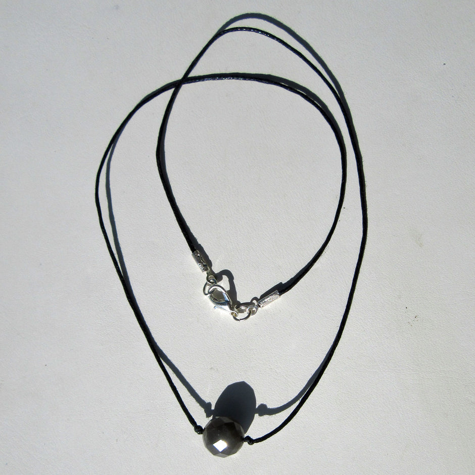 Einzigartige Feuersteinperle auf Baumwollcollier