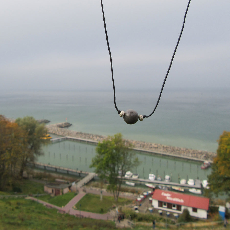Polierte Feuersteinperle am Baumwollcollier mit Silber