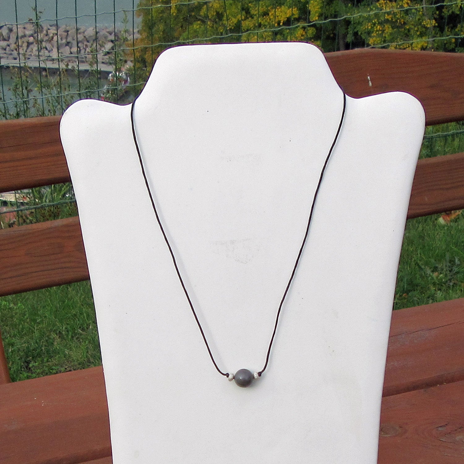 Polierte Feuersteinperle am Baumwollcollier mit Silber