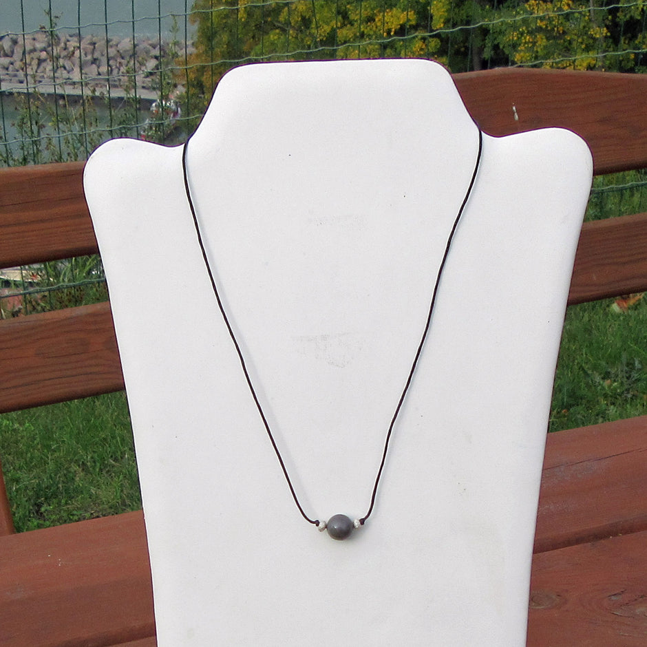 Polierte Feuersteinperle am Baumwollcollier mit Silber