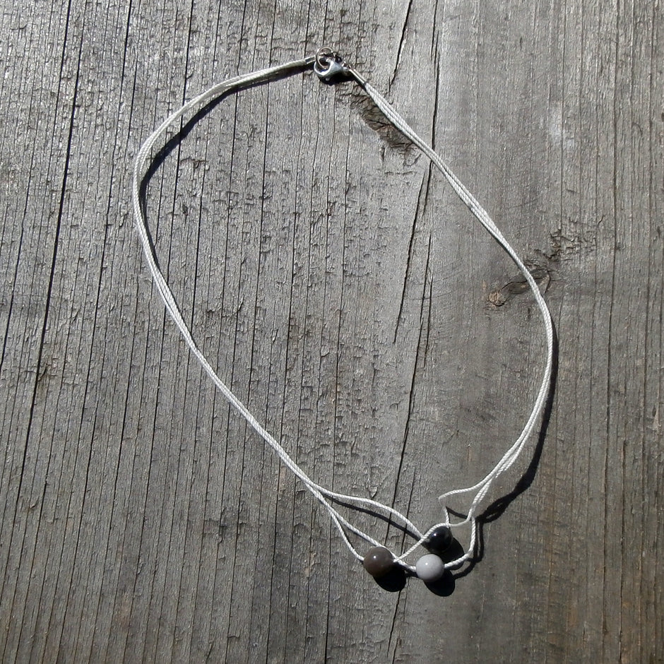 Feines Collier aus 925 Silber mit Feuersteinperlen