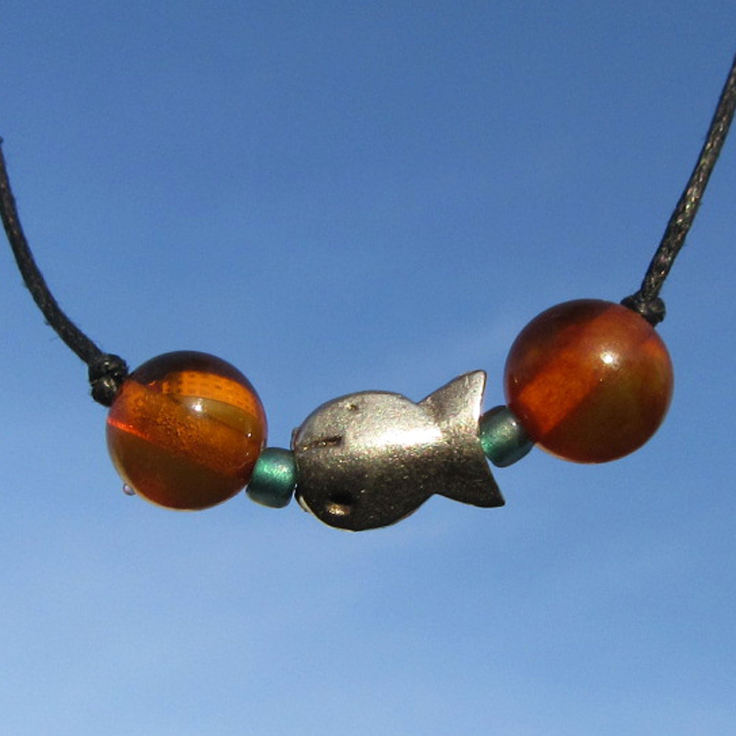 Bernstein-Collier mit silbernem Fisch, 42 cm, Unikat