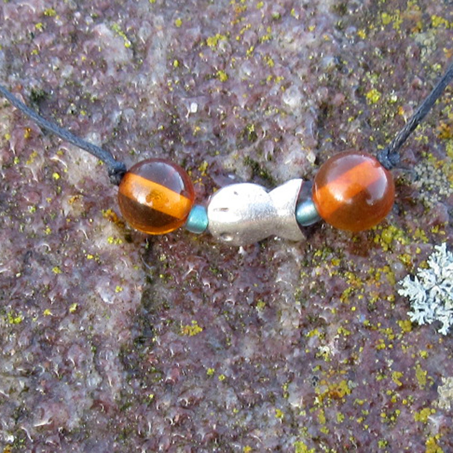 Bernstein-Collier mit silbernem Fisch, 42 cm, Unikat