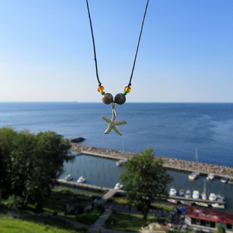 Collier aus Feuerstein und Bernstein mit silbernem Seestern