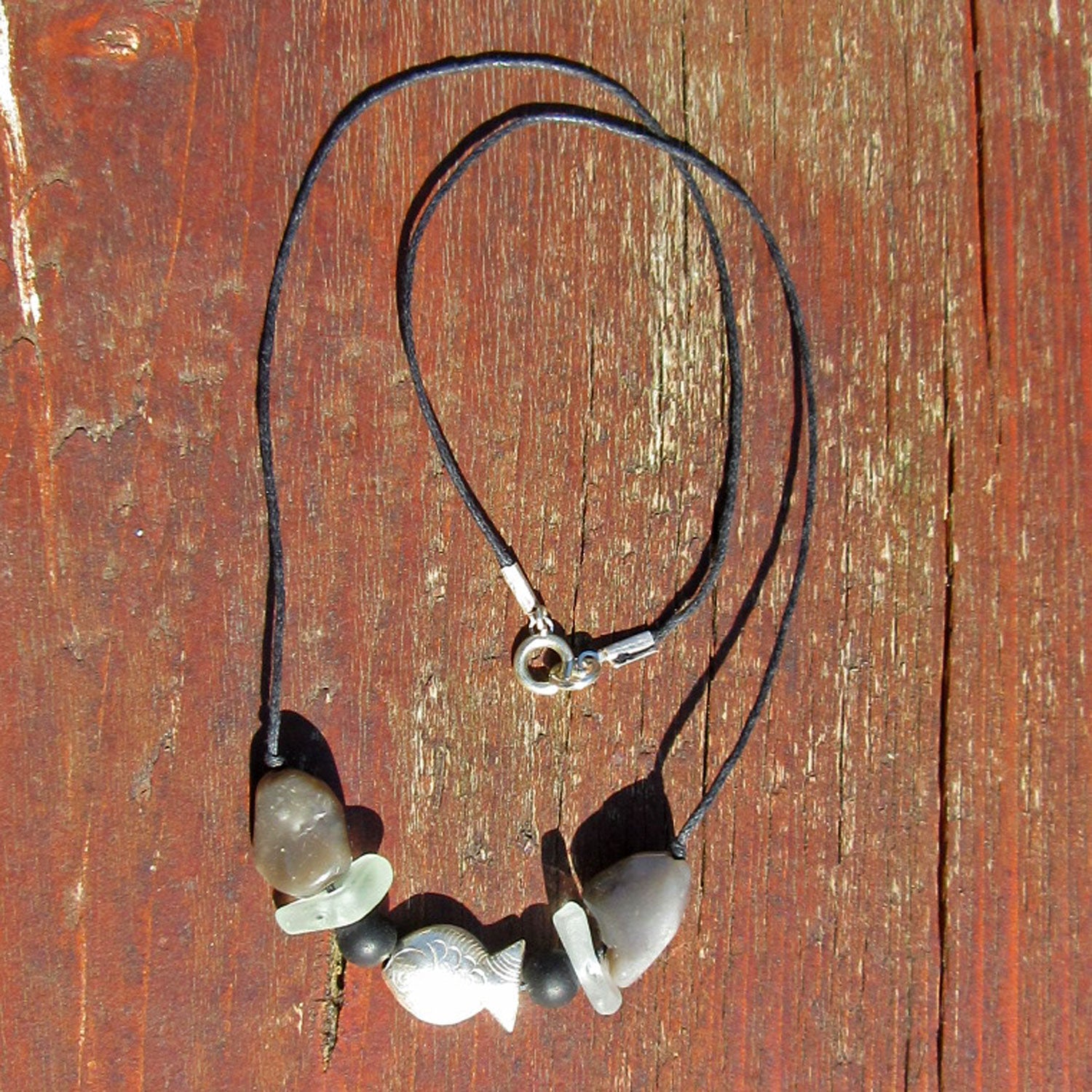Feines Collier mit Feuerstein, Seeglas und silbernem Fisch