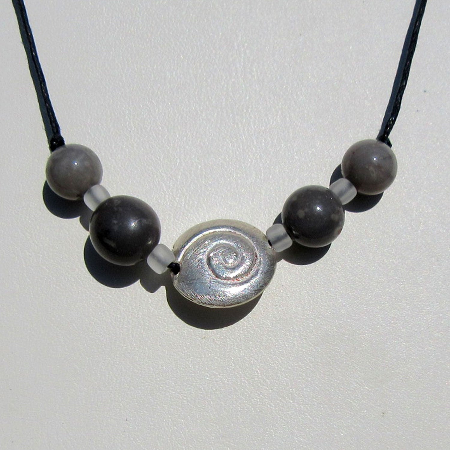 Feines Collier mit Feuersteinperlen und Schnecke aus Silber